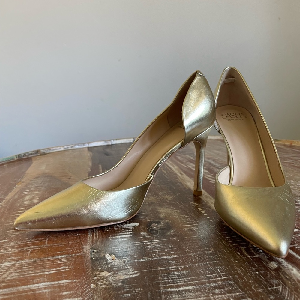 Barely worn Sasha New York heels in gold